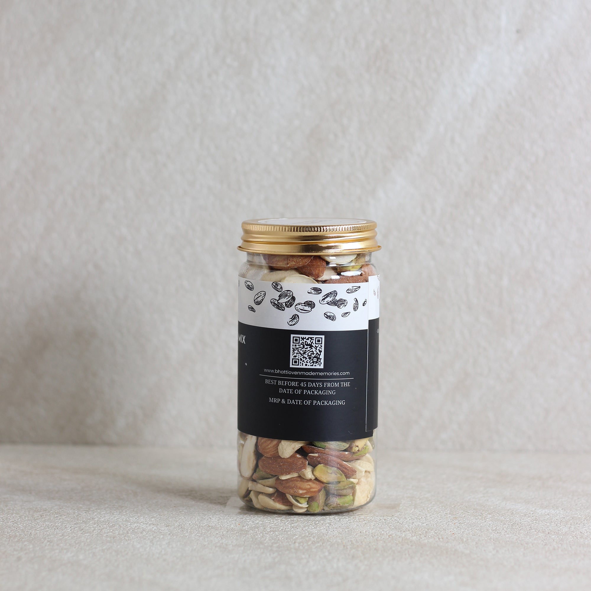 Cutting Roasted Mix Nuts